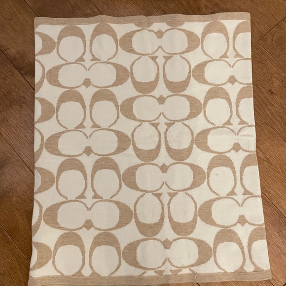 Coach neck scarf in beige and cream - Picture 3 of 4